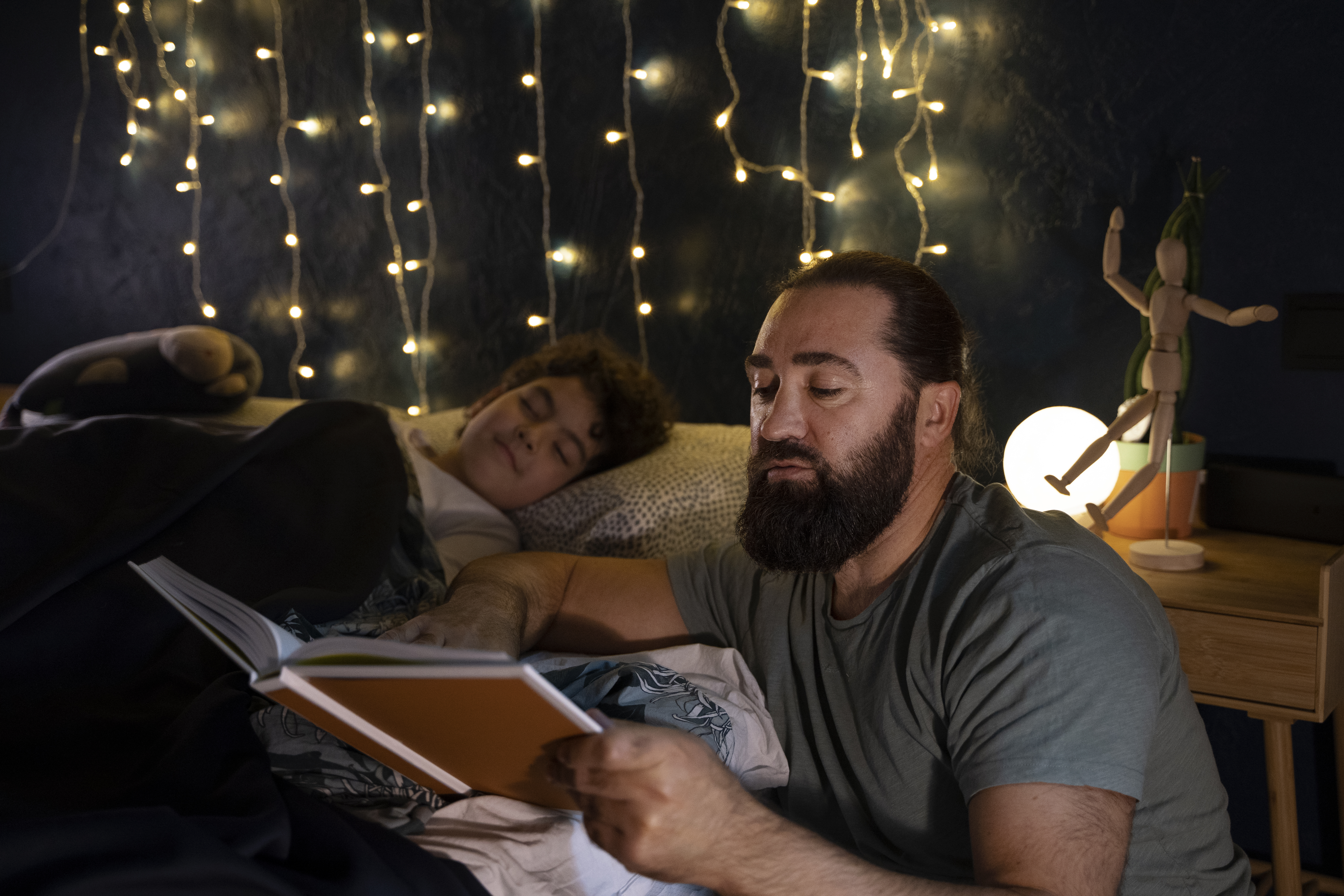 Adapter son sommeil au travail posté ou horaires décalés : routines, lumière, alimentation et vie sociale pour préserver bien-être et productivité.