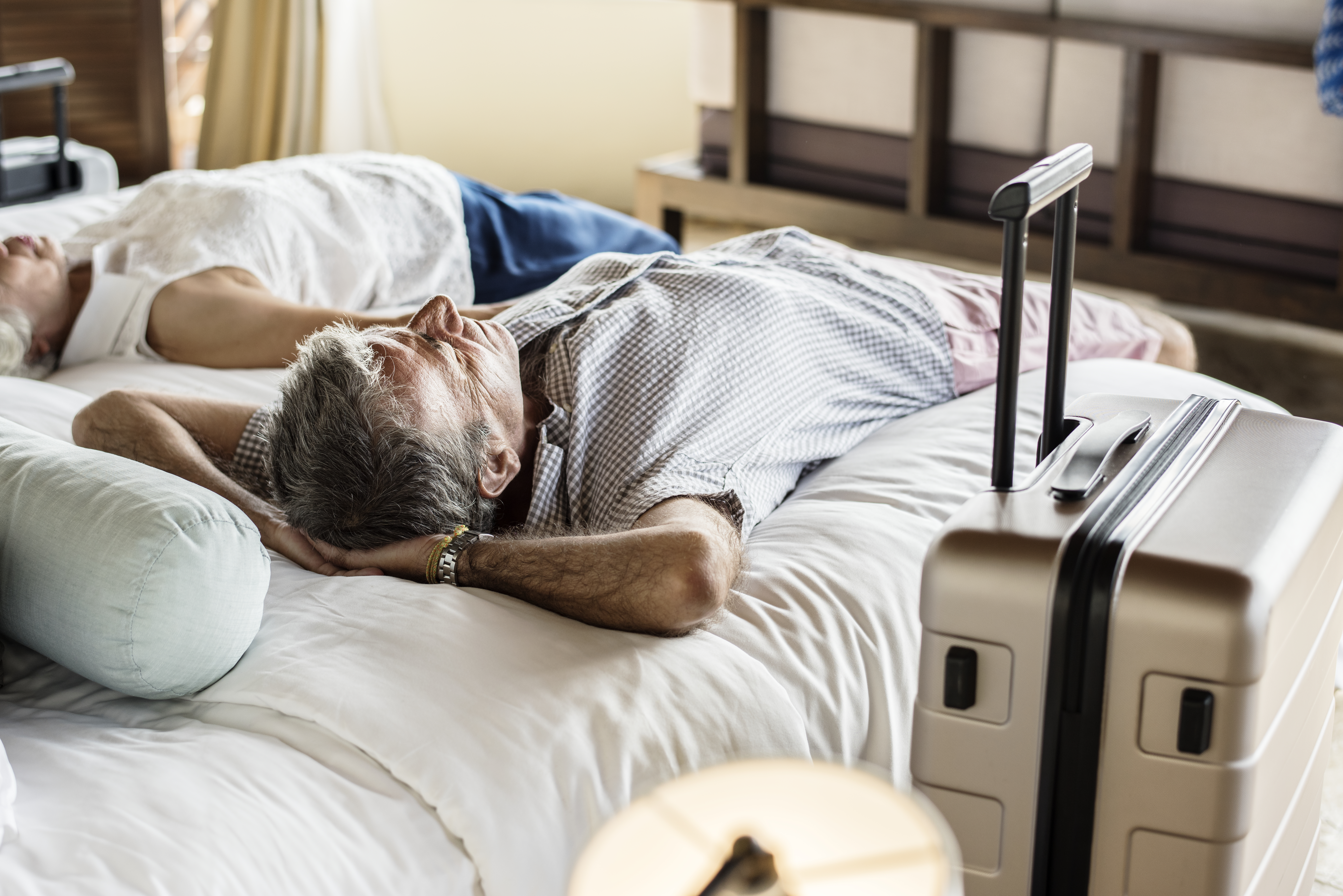 Adapter votre sommeil en voyage et lors de décalages horaires avec des conseils pratiques pour un repos optimal.