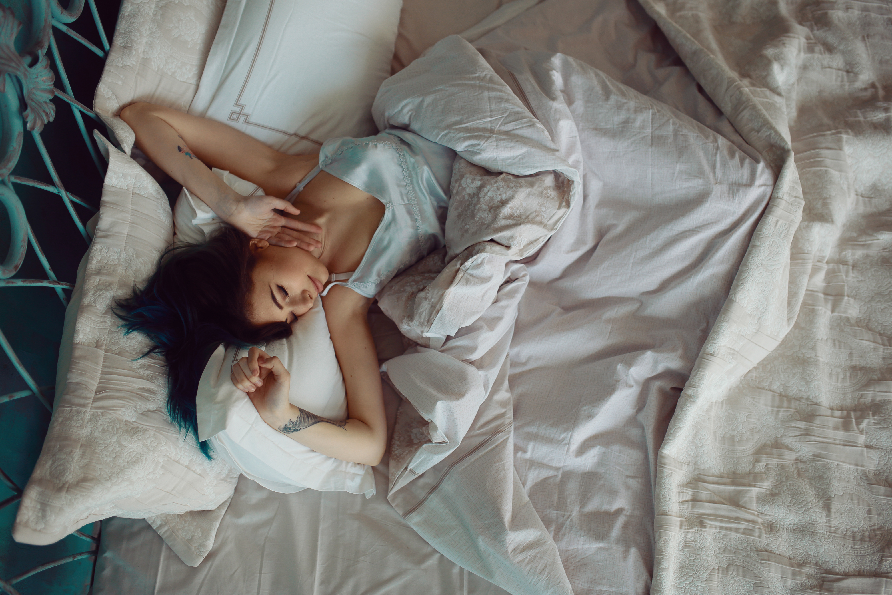 Adopter des horaires réguliers de coucher et lever améliore votre énergie, réduit le stress et renforce votre bien-être mental et physique.