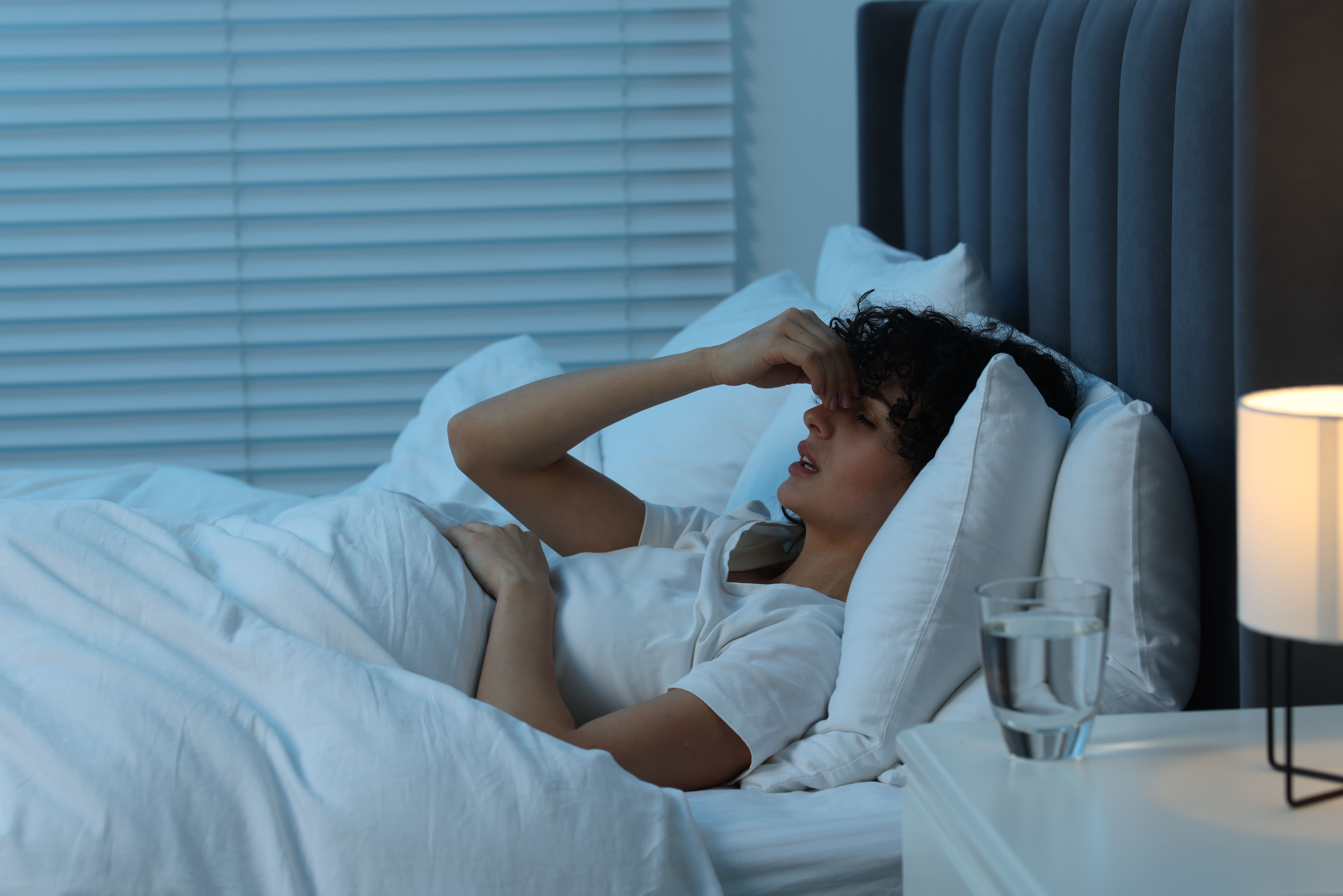 Comprendre les changements hormonaux et leurs effets sur le sommeil, l'humeur et le bien-être. Conseils pour mieux vivre ces transitions.