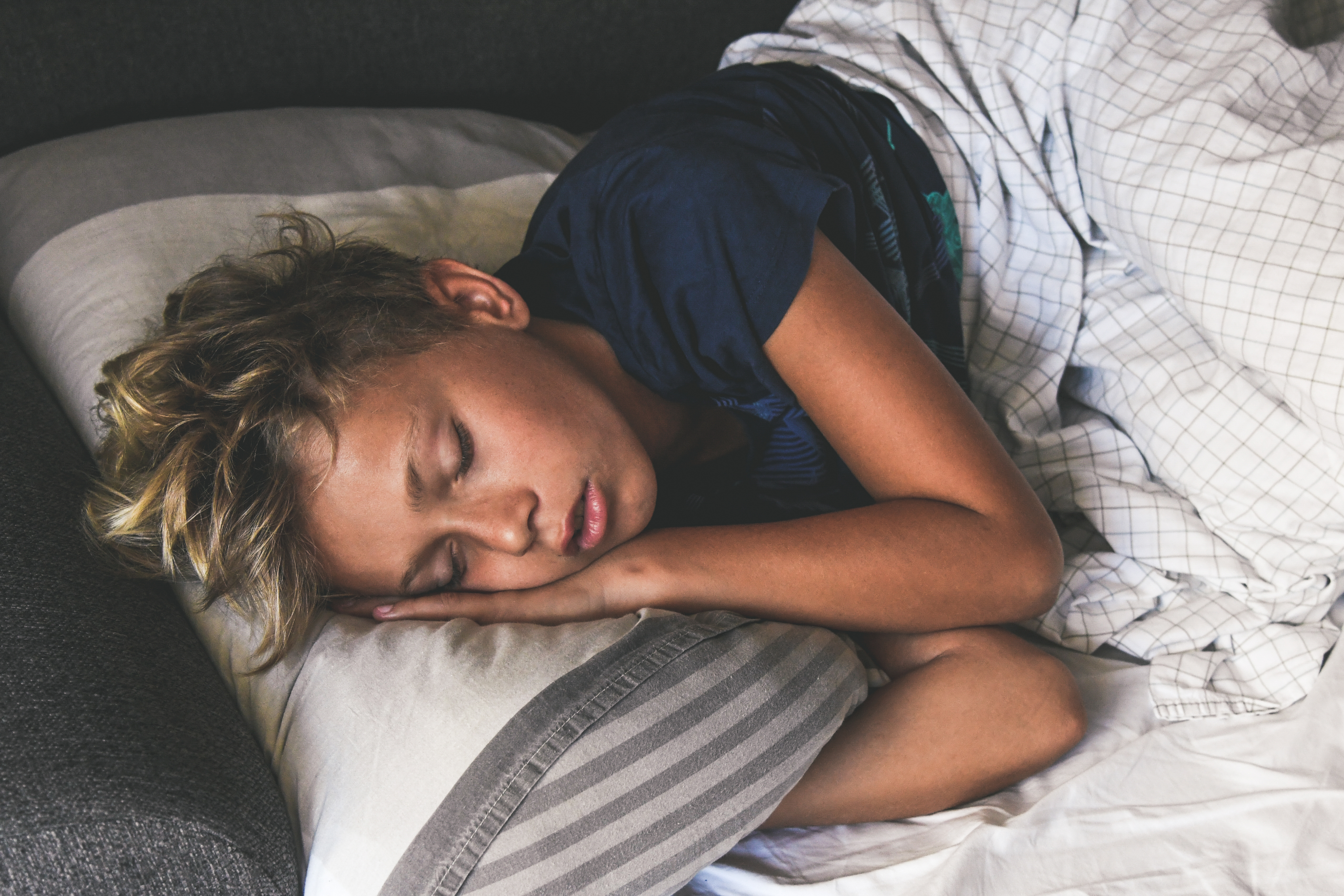 Optimisez votre sommeil et vos levers matinaux pour concilier rythme biologique et contraintes scolaires. Astuces pour bien-être et performance.