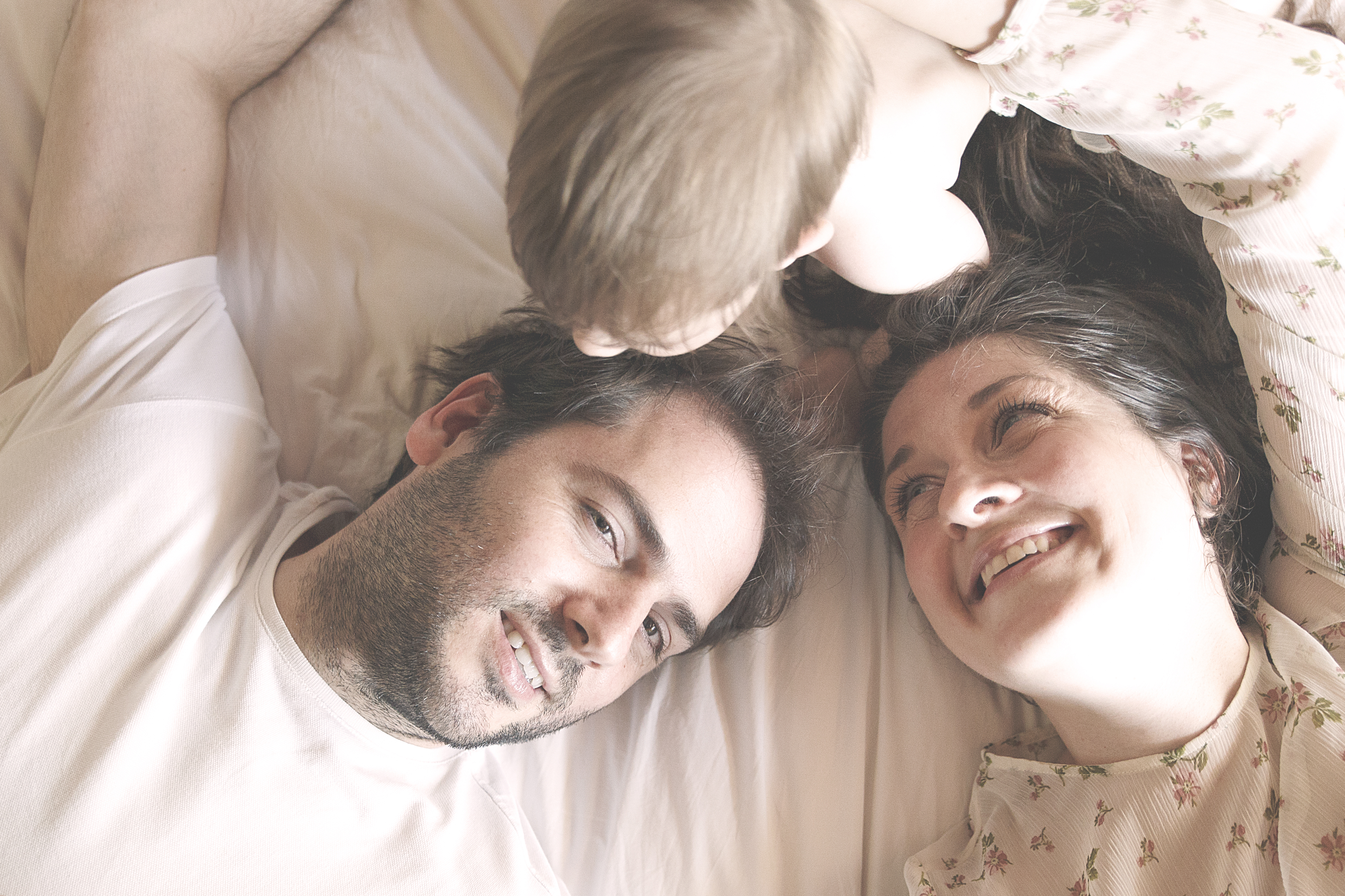 Enseignez à vos enfants de bonnes habitudes de sommeil en modélisant l'exemple, expliquant les bienfaits et créant des routines rassurantes.