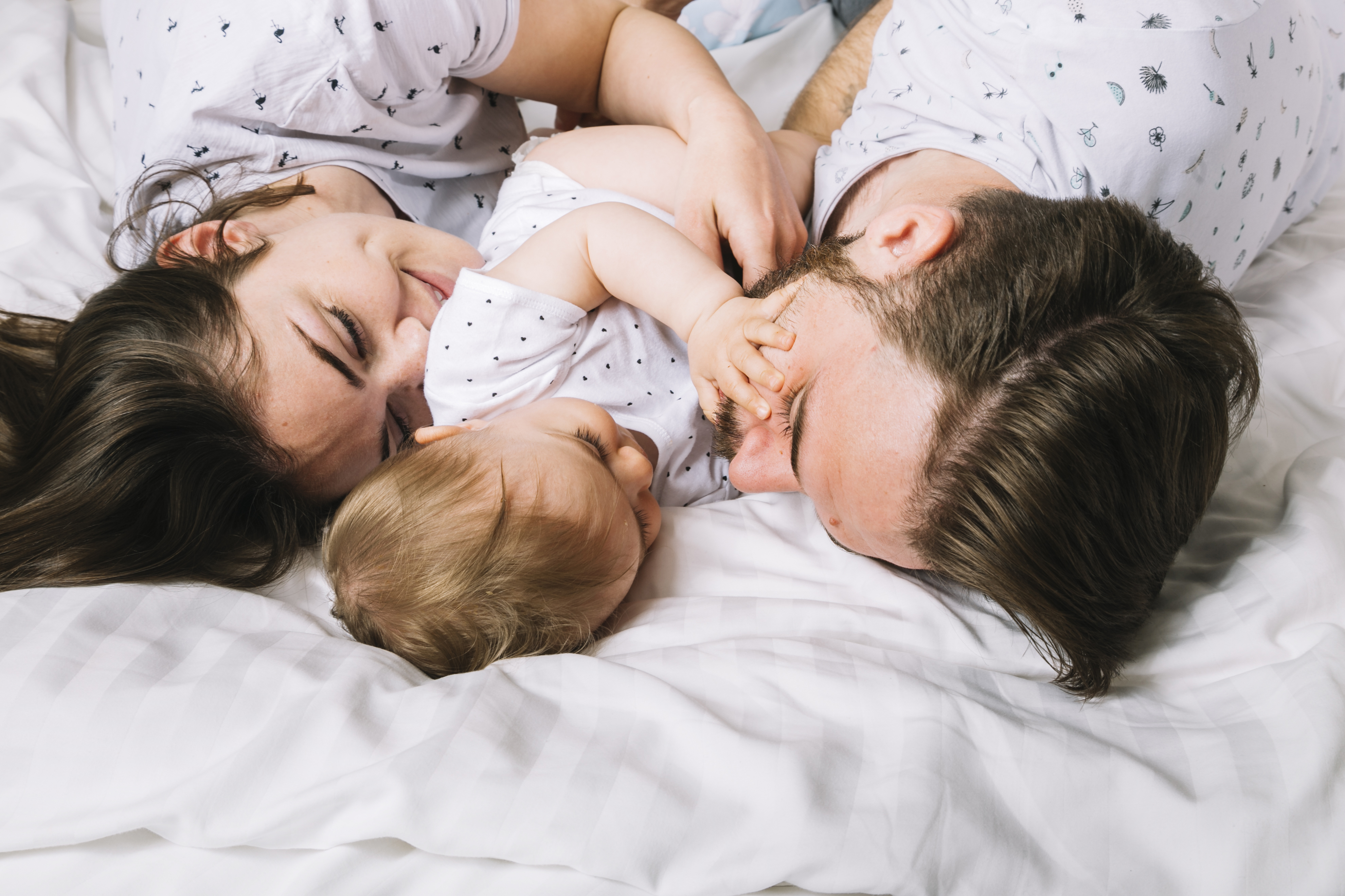 Gérer les interruptions nocturnes des enfants : conseils pour organiser les tours de garde, rassurer l'enfant et retrouver le sommeil rapidement.