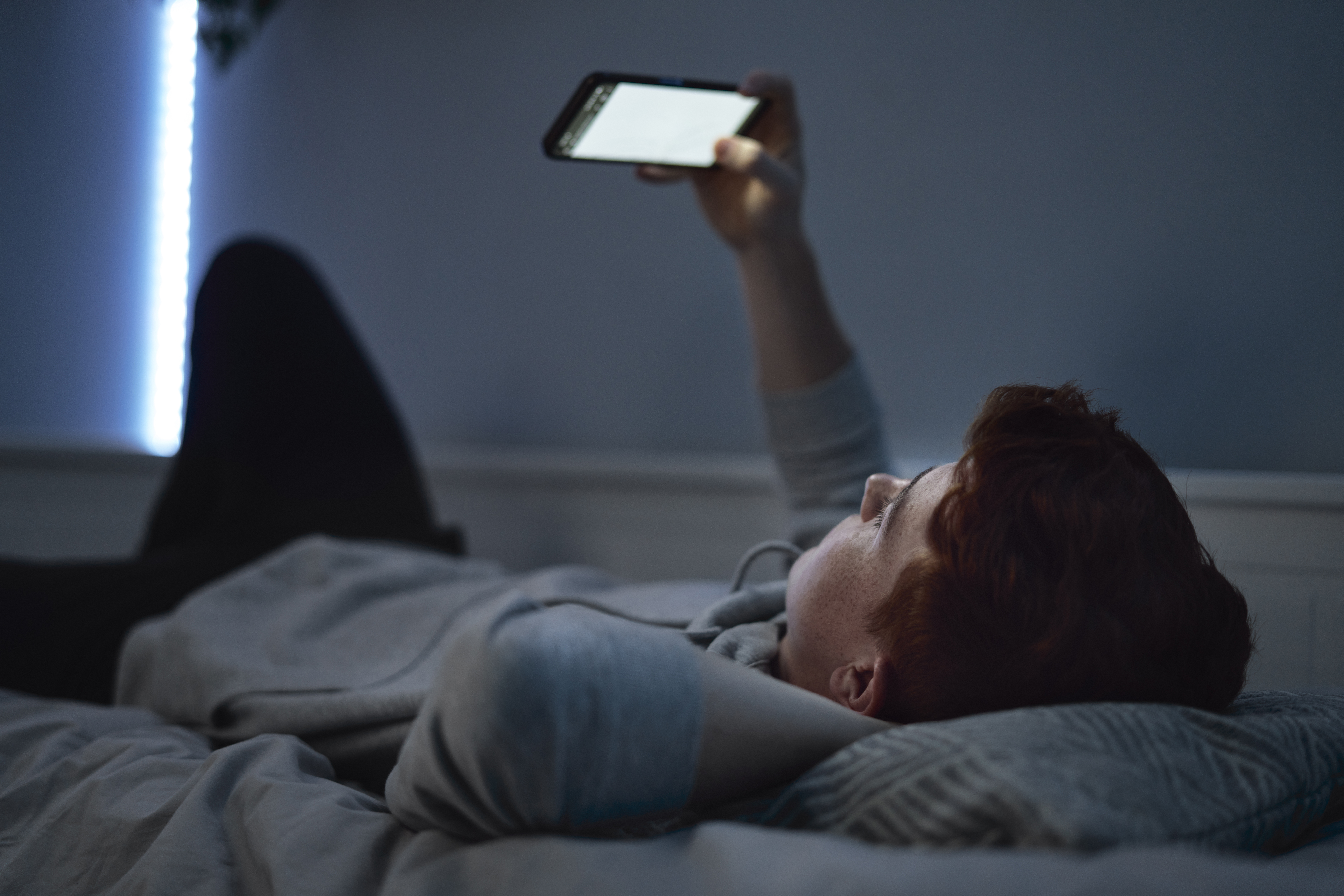 Découvrez l'impact des écrans et de la lumière bleue sur votre sommeil et comment réduire leur effet pour un repos réparateur.