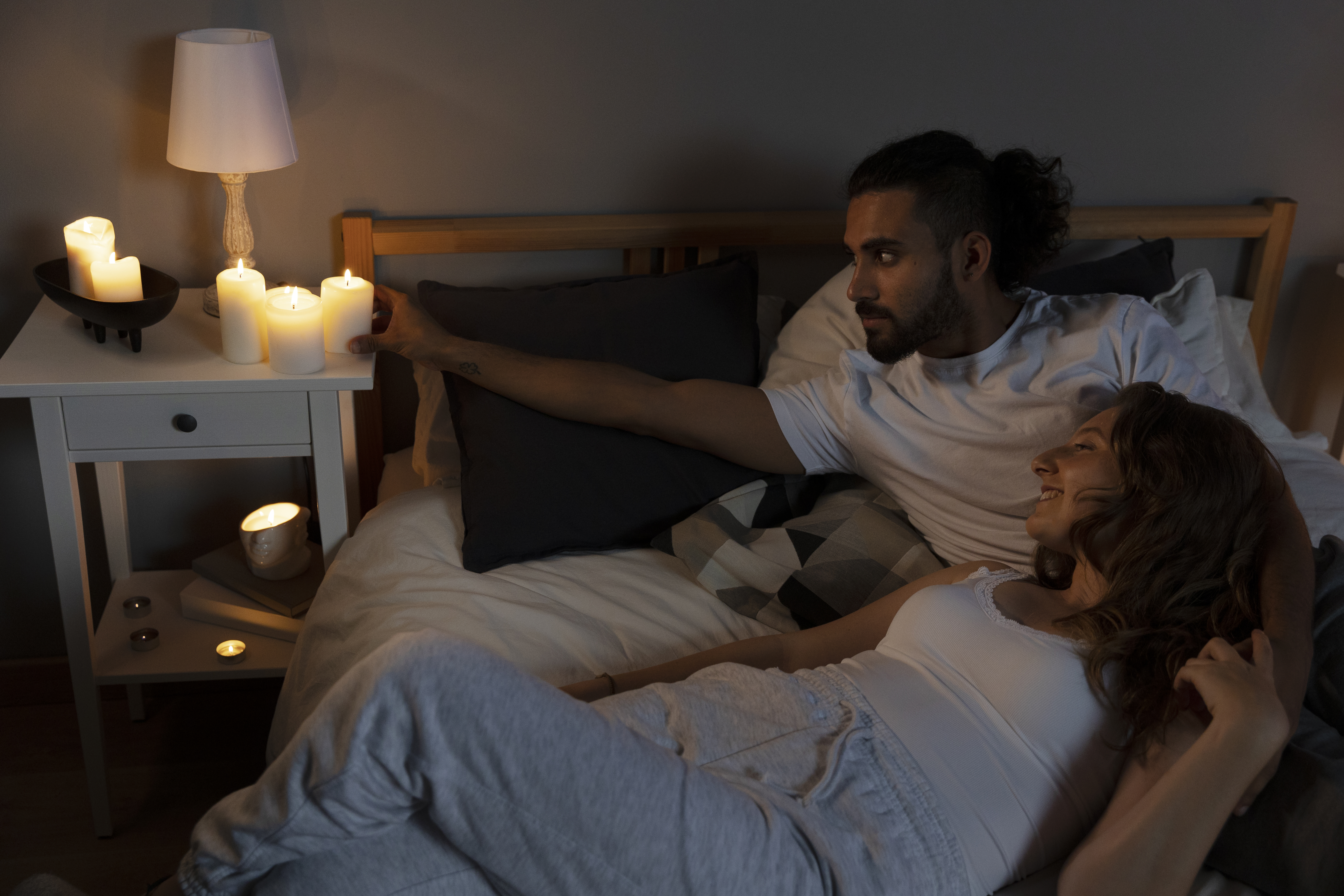 Découvrez comment la gratitude avant le coucher apaise le mental, améliore le sommeil et renforce le bien-être grâce à des pratiques simples.