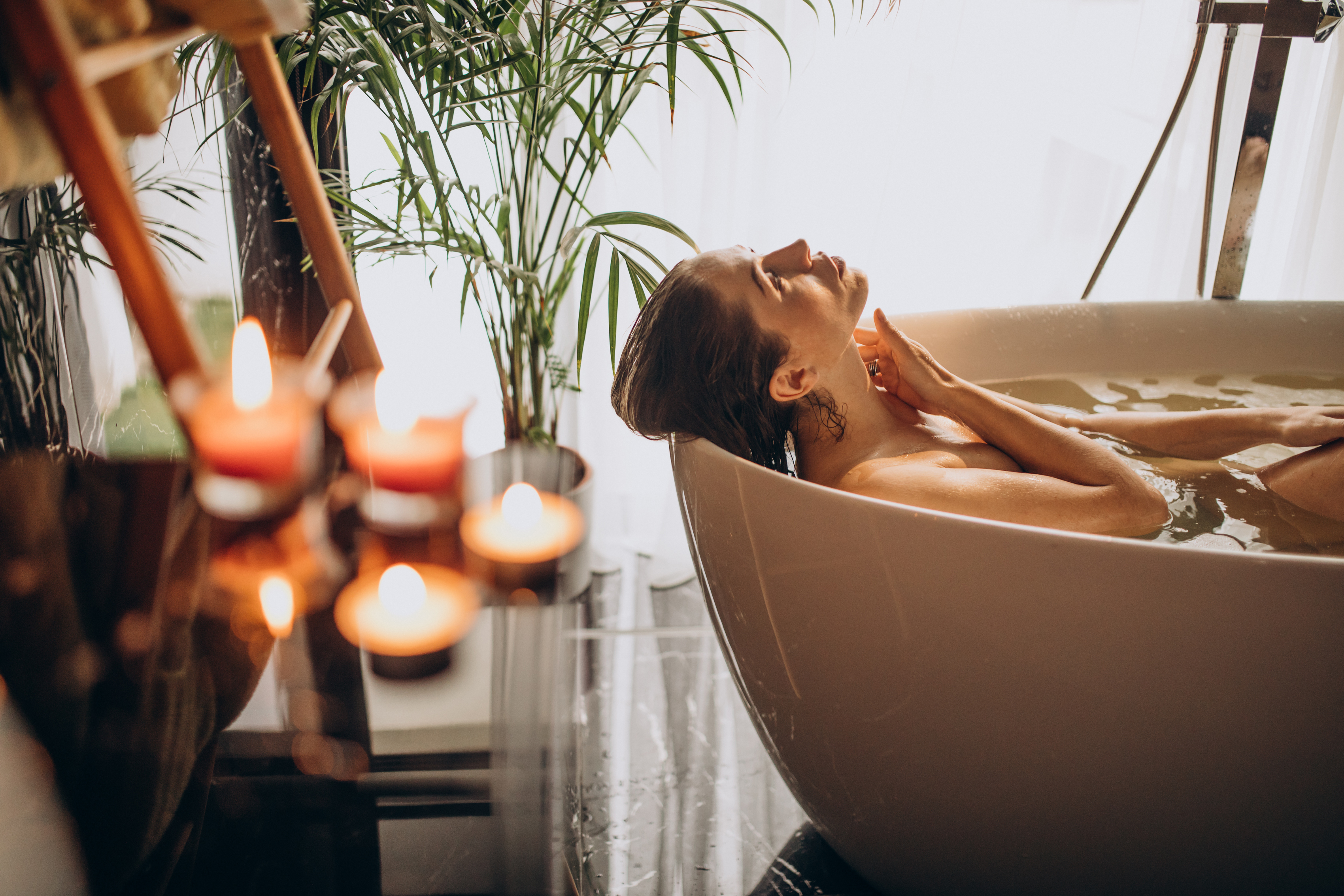 Découvrez comment transformer votre bain en un rituel relaxant avec des huiles essentielles pour un bien-être optimal.