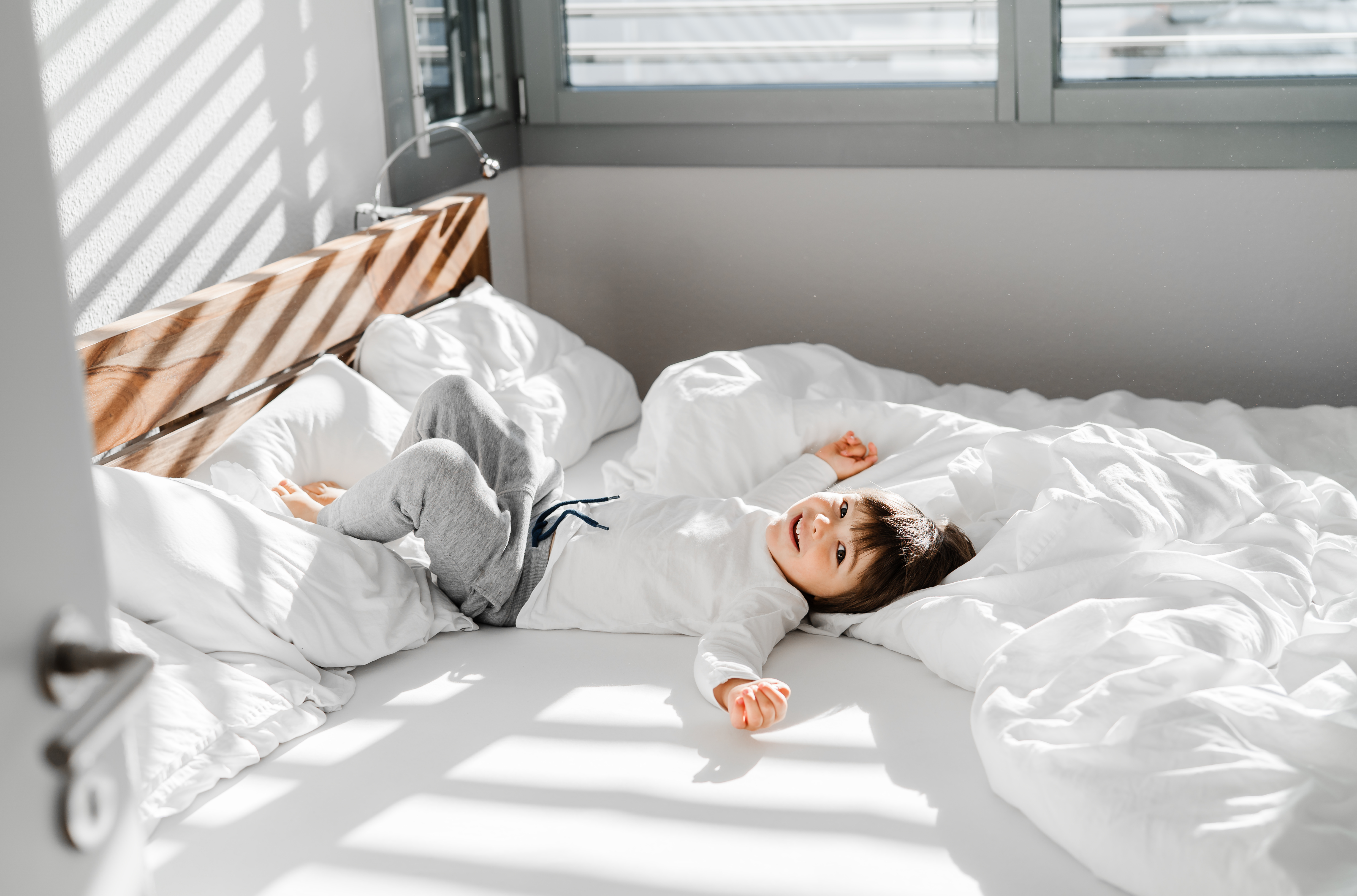 Découvrez comment les bruits, la température, l'air et l'ambiance influencent votre sommeil et bien-être.